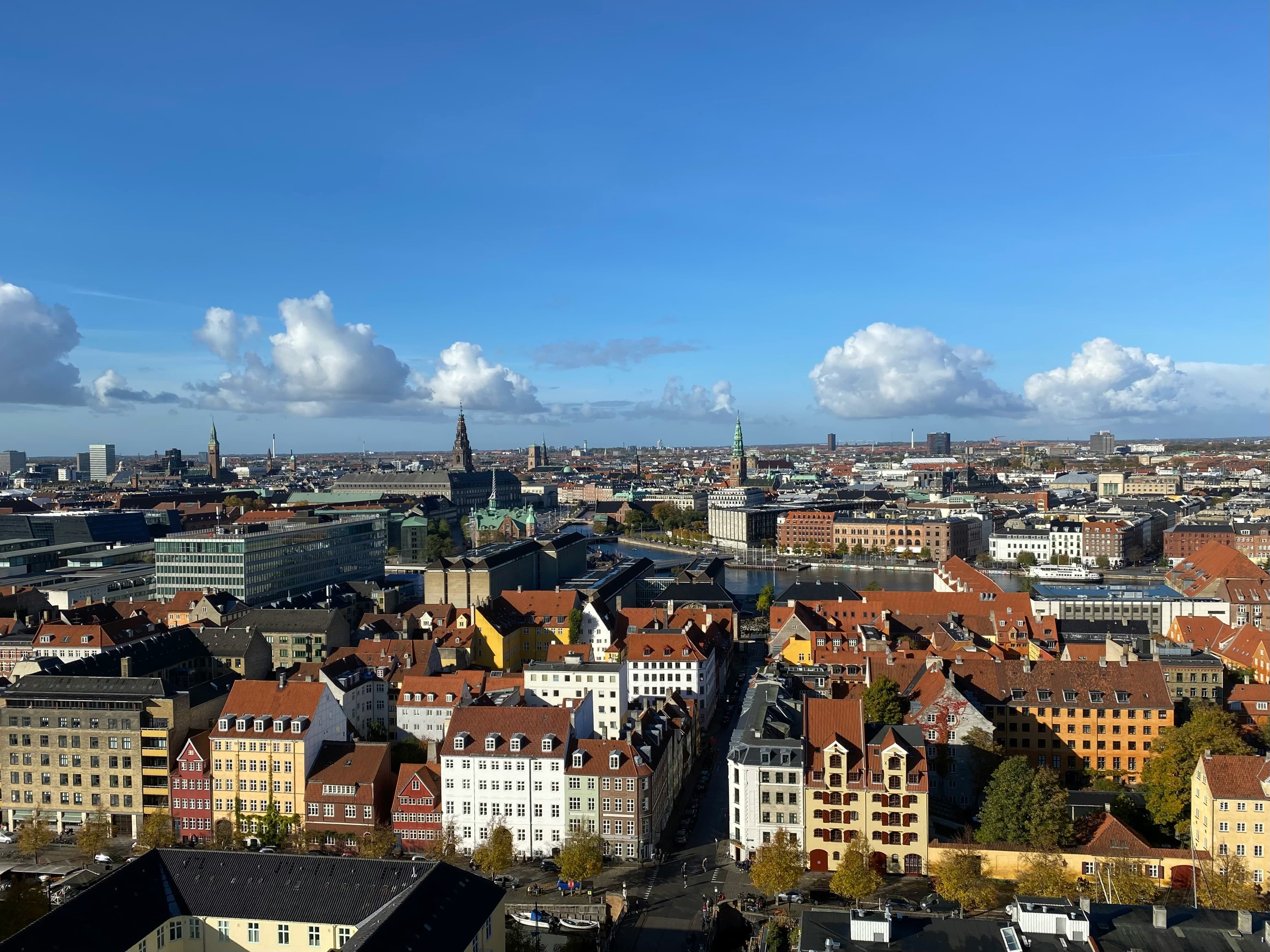Udsigt over farverige københavnske etageejendomme en solskinsdag